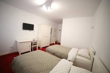 Фото номера Большой двухместный номер с 1 кроватью Отель Fresh Accommodation г. Рэдэуци 5
