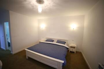 Фото номера Улучшенный номер с кроватью размера «king-size» Отель Fresh Accommodation г. Рэдэуци 7